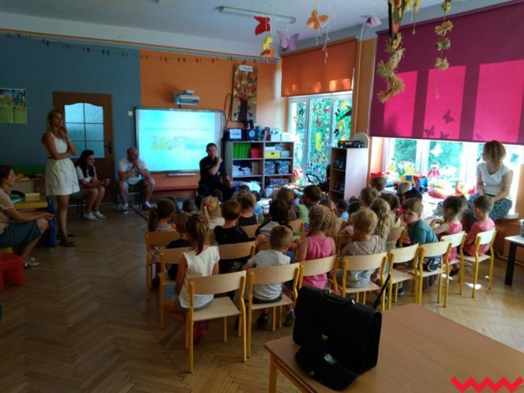 Policjanci z pracownikami  Grupy Raben z wizytą u przedszkolaków