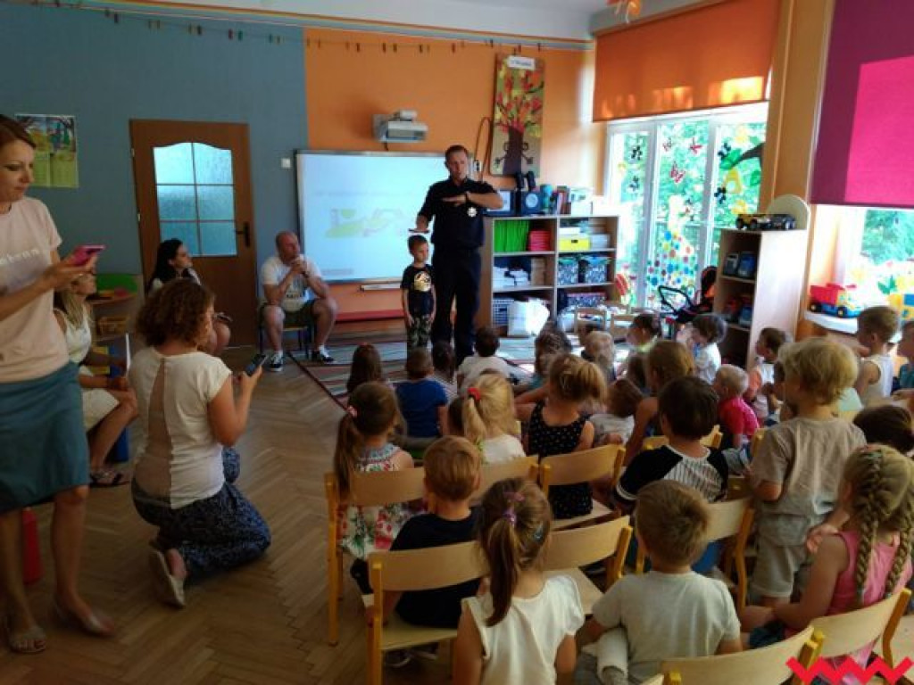 Policjanci z pracownikami  Grupy Raben z wizytą u przedszkolaków