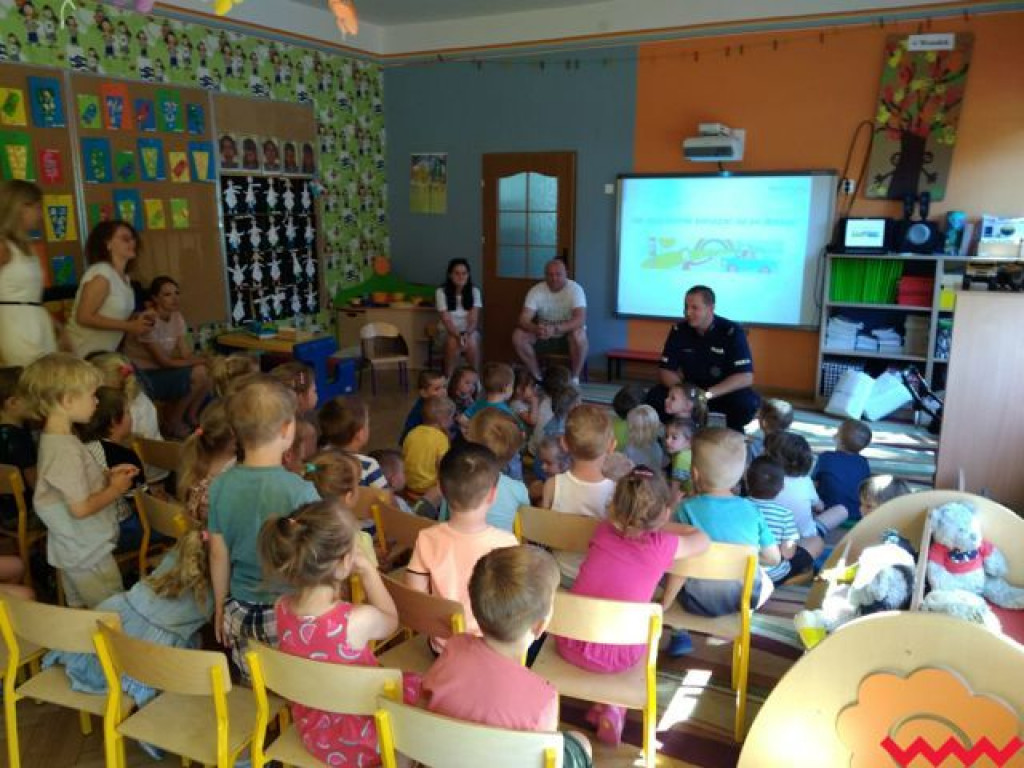 Policjanci z pracownikami  Grupy Raben z wizytą u przedszkolaków