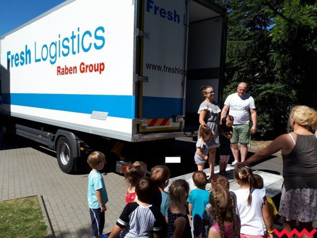 Policjanci z pracownikami  Grupy Raben z wizytą u przedszkolaków