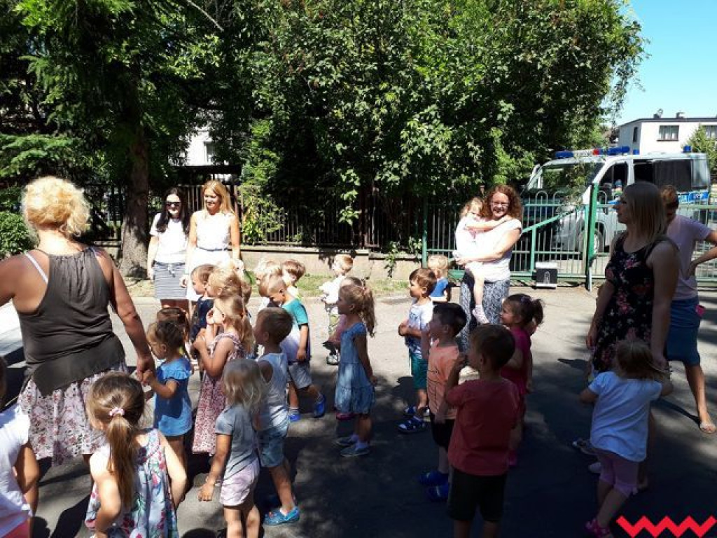 Policjanci z pracownikami  Grupy Raben z wizytą u przedszkolaków