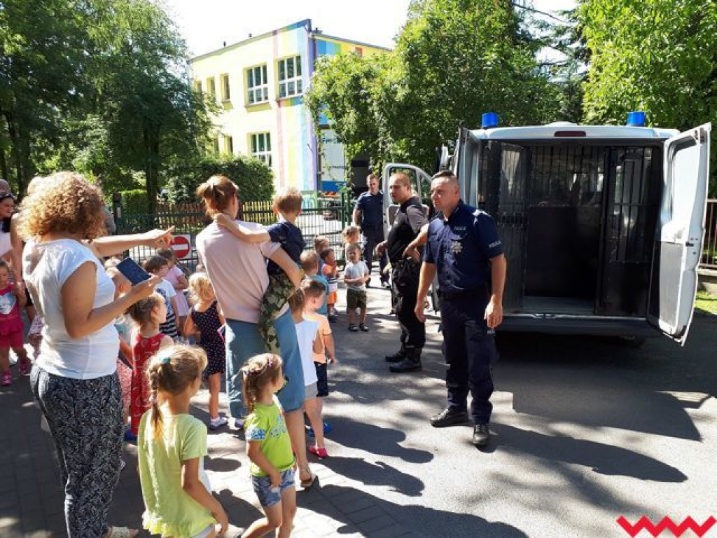 Policjanci z pracownikami  Grupy Raben z wizytą u przedszkolaków