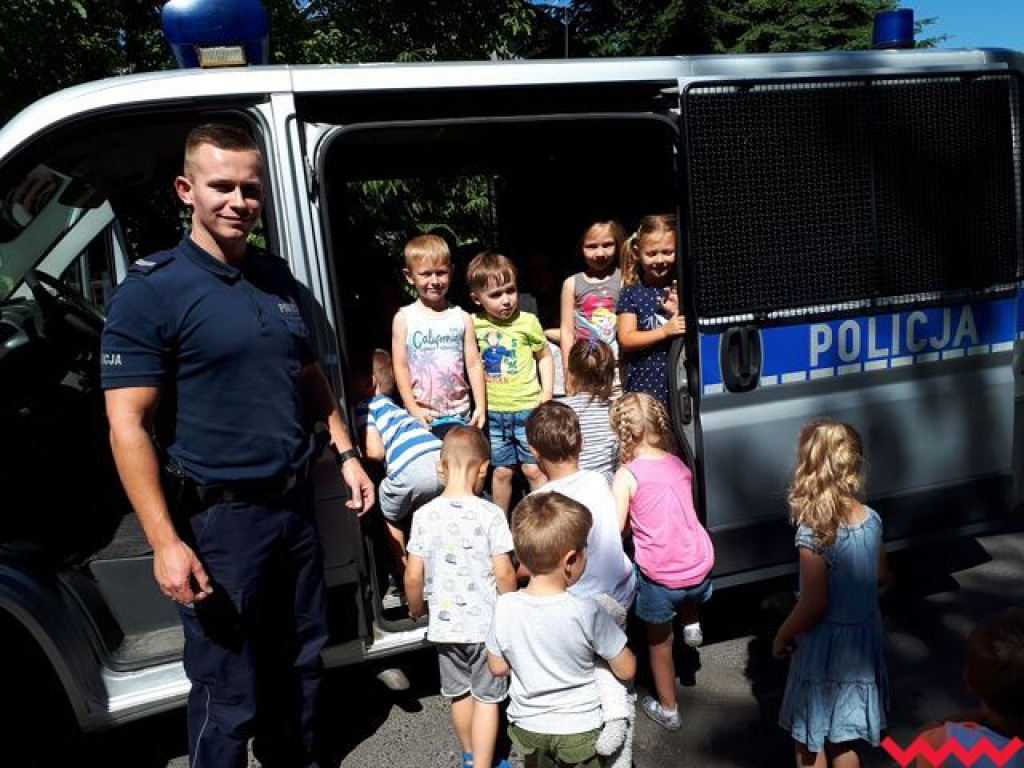 Policjanci z pracownikami  Grupy Raben z wizytą u przedszkolaków