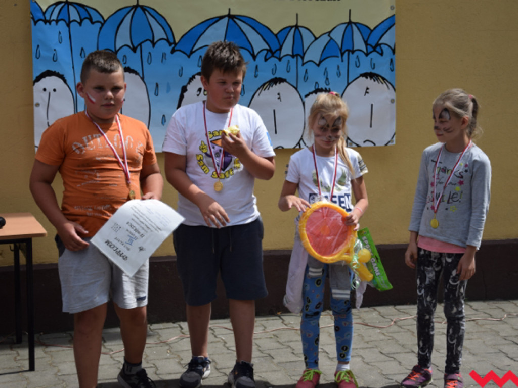 Prozdrowotny festyn w Społecznej Szkole we Wszemborzu. Spotkanie dzieci z seniorami