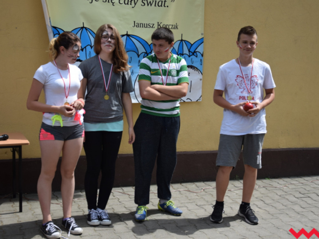 Prozdrowotny festyn w Społecznej Szkole we Wszemborzu. Spotkanie dzieci z seniorami