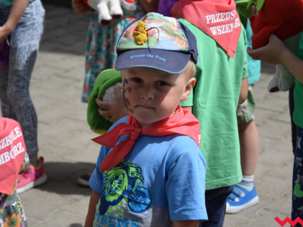 Prozdrowotny festyn w Społecznej Szkole we Wszemborzu. Spotkanie dzieci z seniorami