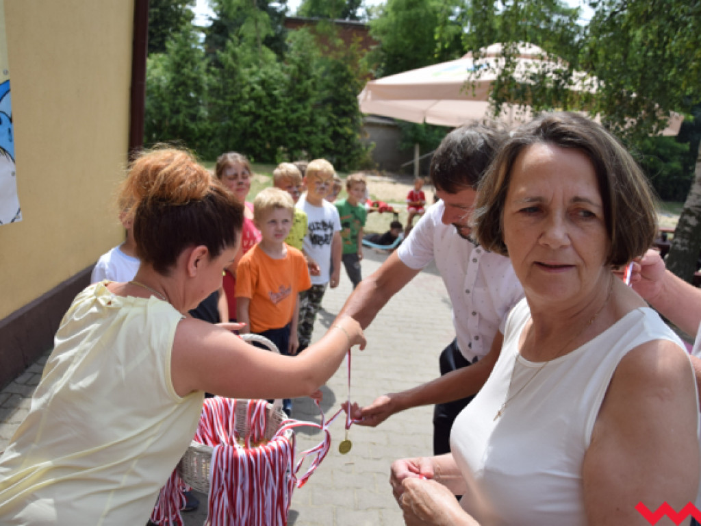 Prozdrowotny festyn w Społecznej Szkole we Wszemborzu. Spotkanie dzieci z seniorami