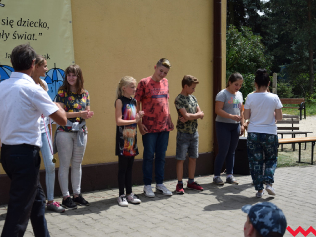 Prozdrowotny festyn w Społecznej Szkole we Wszemborzu. Spotkanie dzieci z seniorami