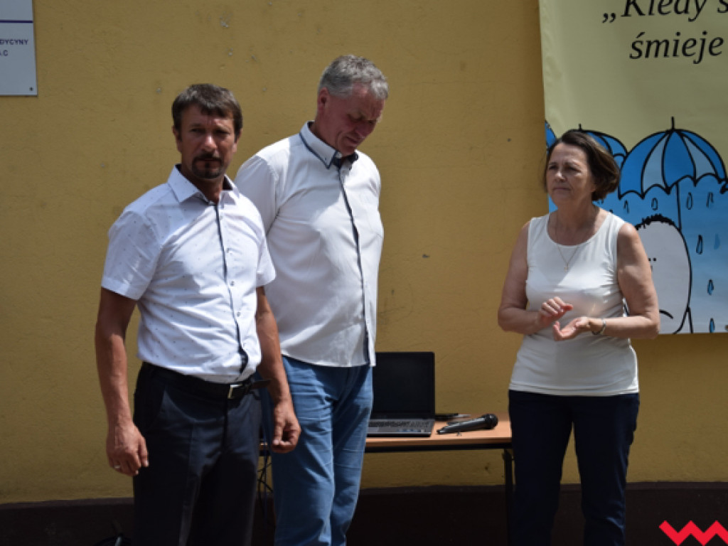 Prozdrowotny festyn w Społecznej Szkole we Wszemborzu. Spotkanie dzieci z seniorami