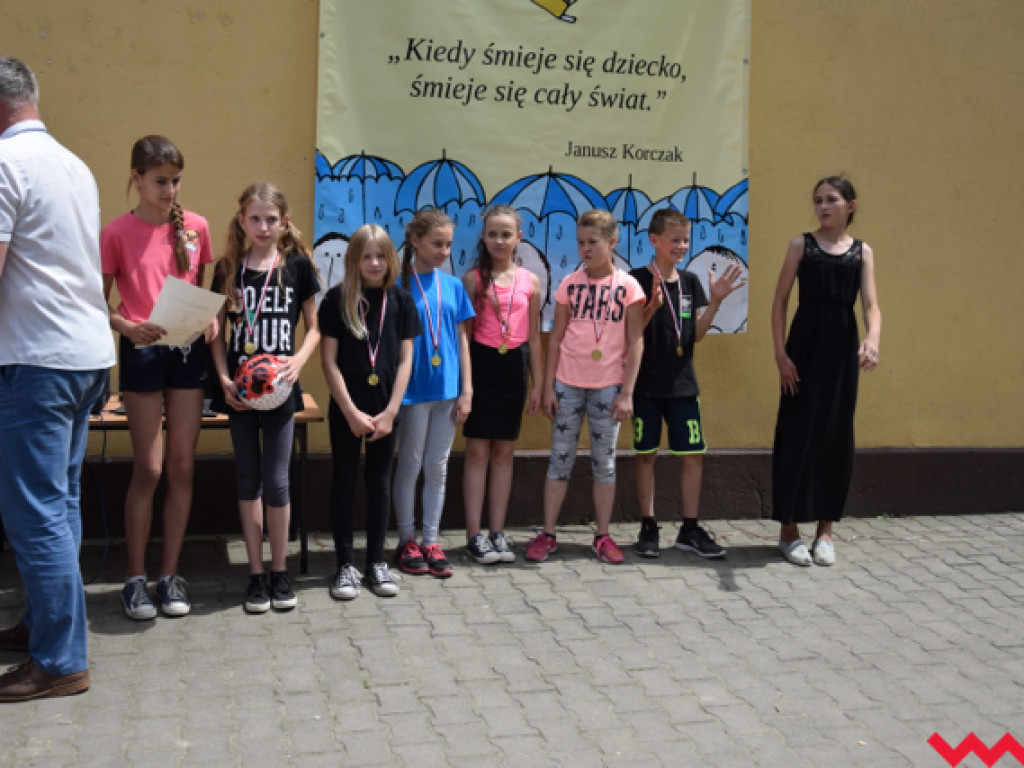 Prozdrowotny festyn w Społecznej Szkole we Wszemborzu. Spotkanie dzieci z seniorami