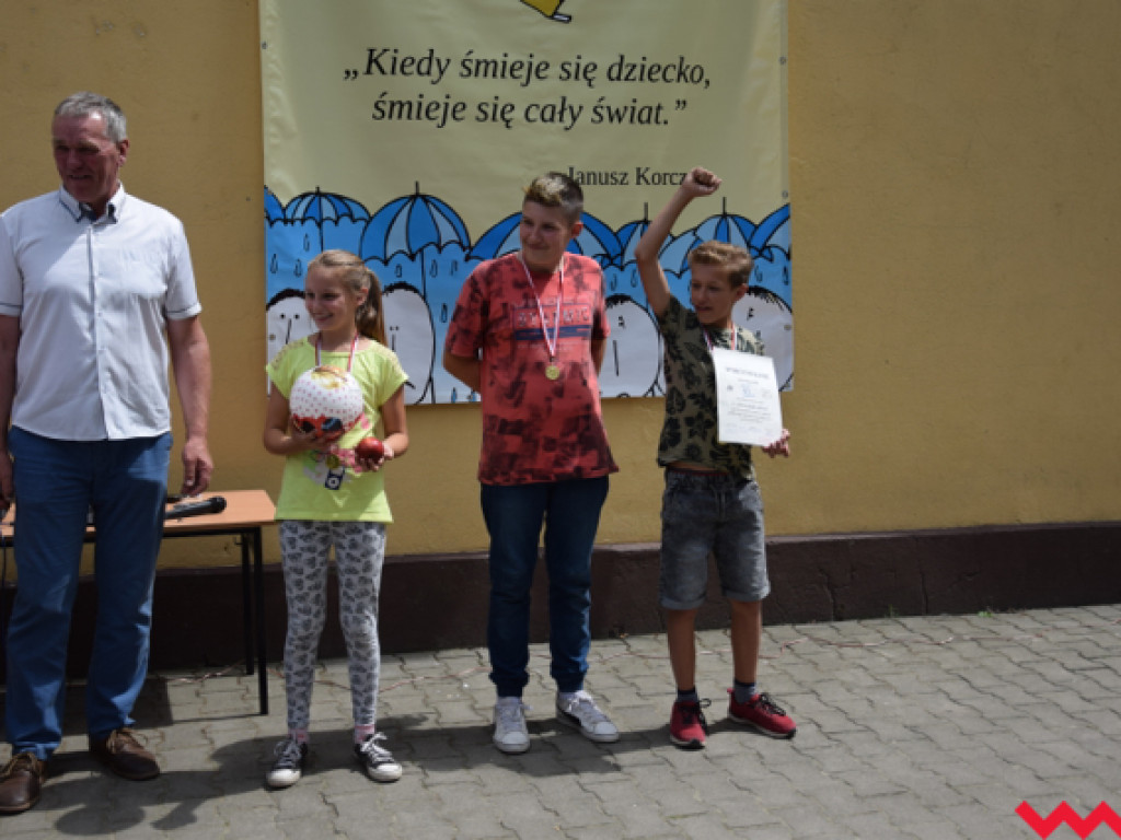 Prozdrowotny festyn w Społecznej Szkole we Wszemborzu. Spotkanie dzieci z seniorami