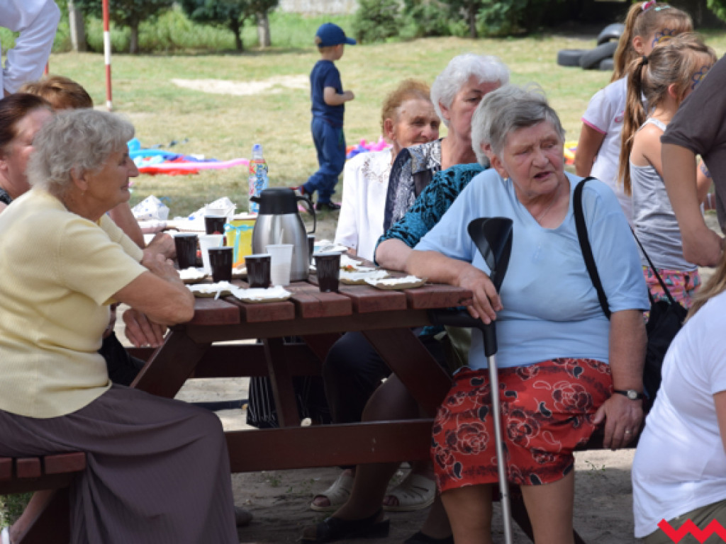 Prozdrowotny festyn w Społecznej Szkole we Wszemborzu. Spotkanie dzieci z seniorami