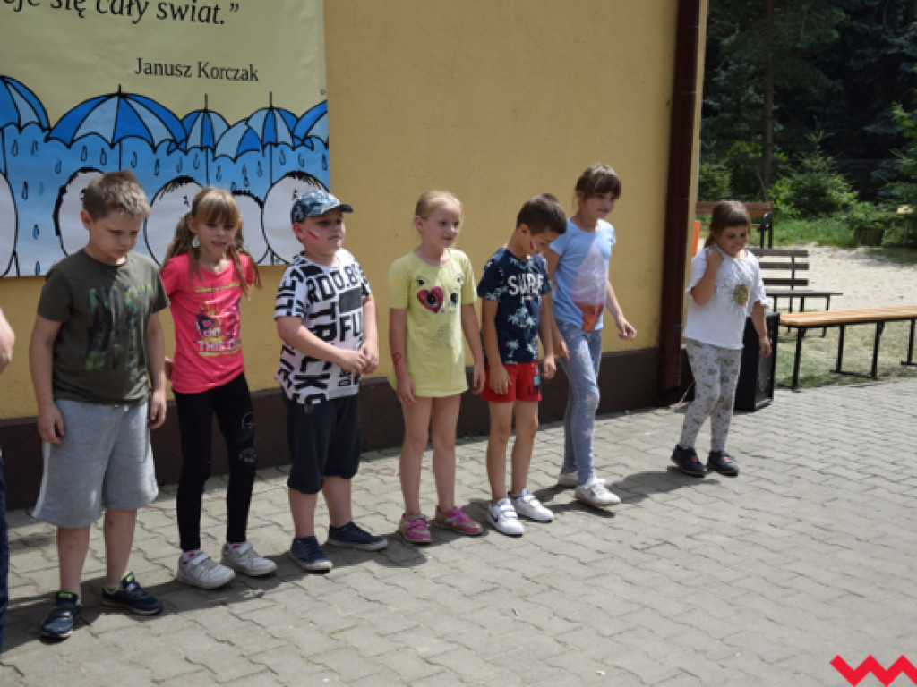 Prozdrowotny festyn w Społecznej Szkole we Wszemborzu. Spotkanie dzieci z seniorami