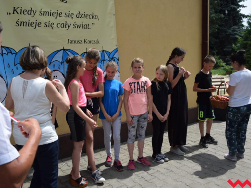 Prozdrowotny festyn w Społecznej Szkole we Wszemborzu. Spotkanie dzieci z seniorami