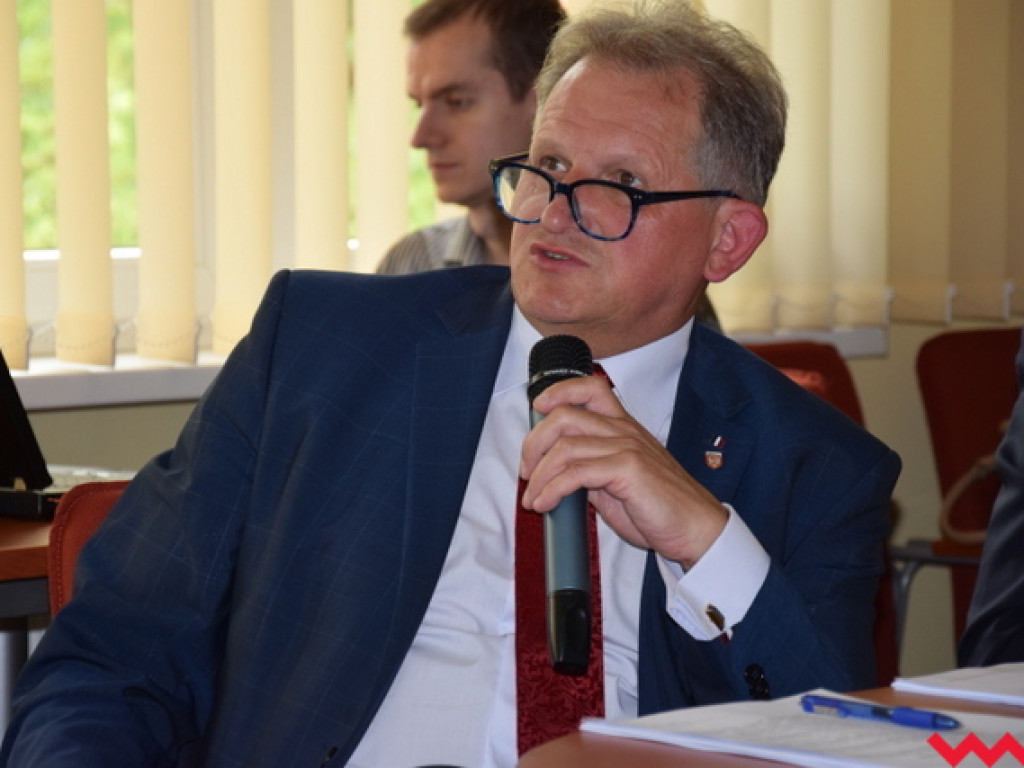Mundial polityczny rozkręca się na dobre. PiS daje czerwoną kartkę zarządowi za szpital