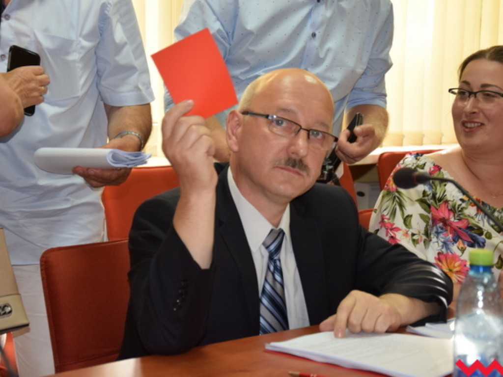 Mundial polityczny rozkręca się na dobre. PiS daje czerwoną kartkę zarządowi za szpital