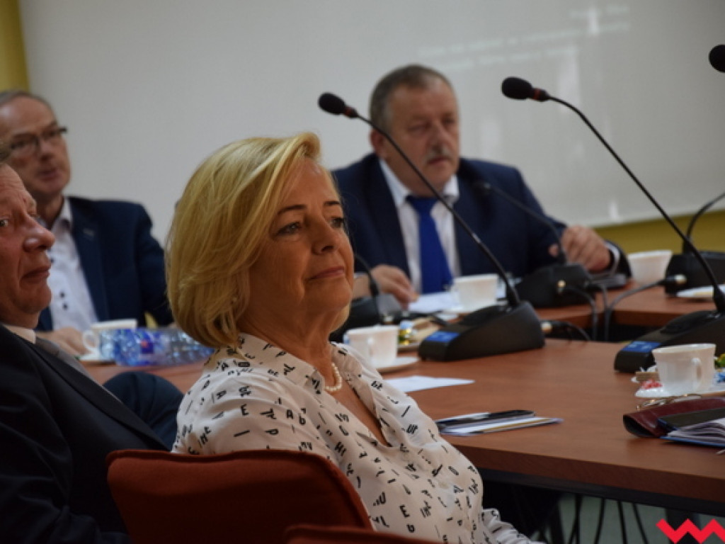 Mundial polityczny rozkręca się na dobre. PiS daje czerwoną kartkę zarządowi za szpital