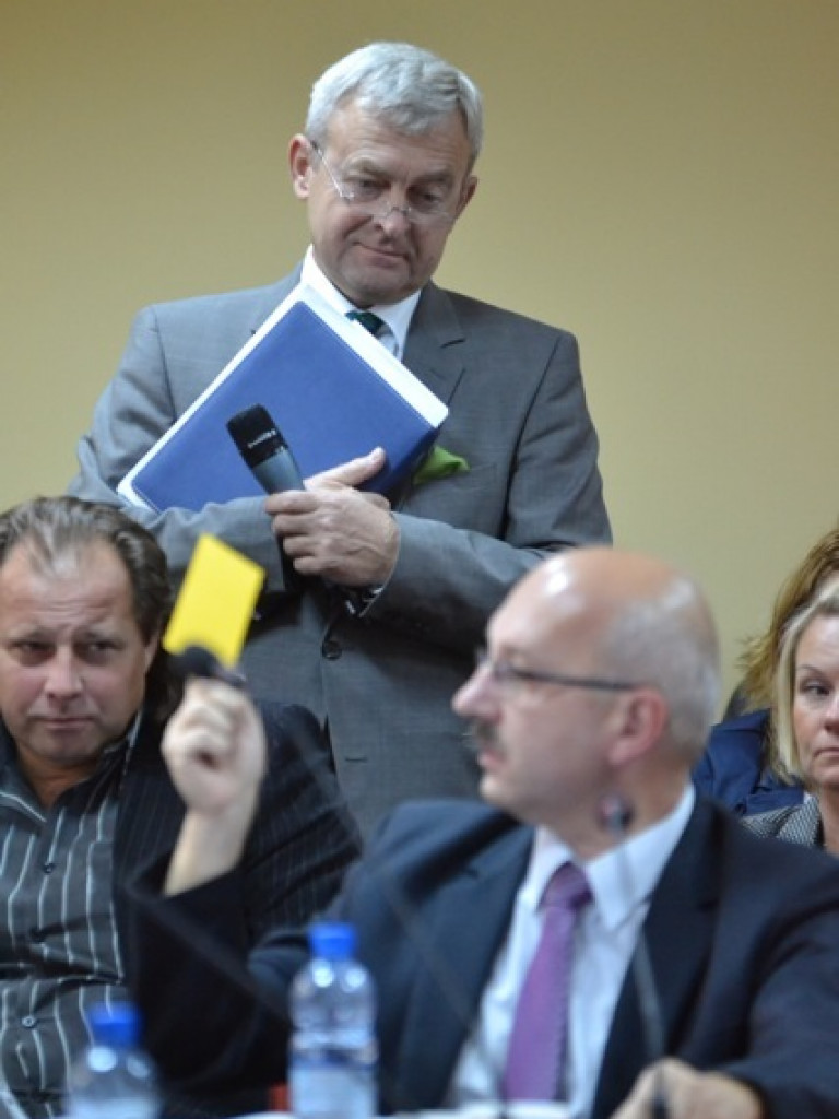 Mundial polityczny rozkręca się na dobre. PiS daje czerwoną kartkę zarządowi za szpital