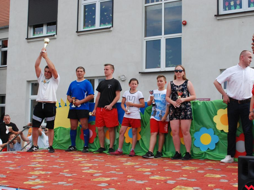 Festyn w Pietrzykowie w barwach biało - czerwonych
