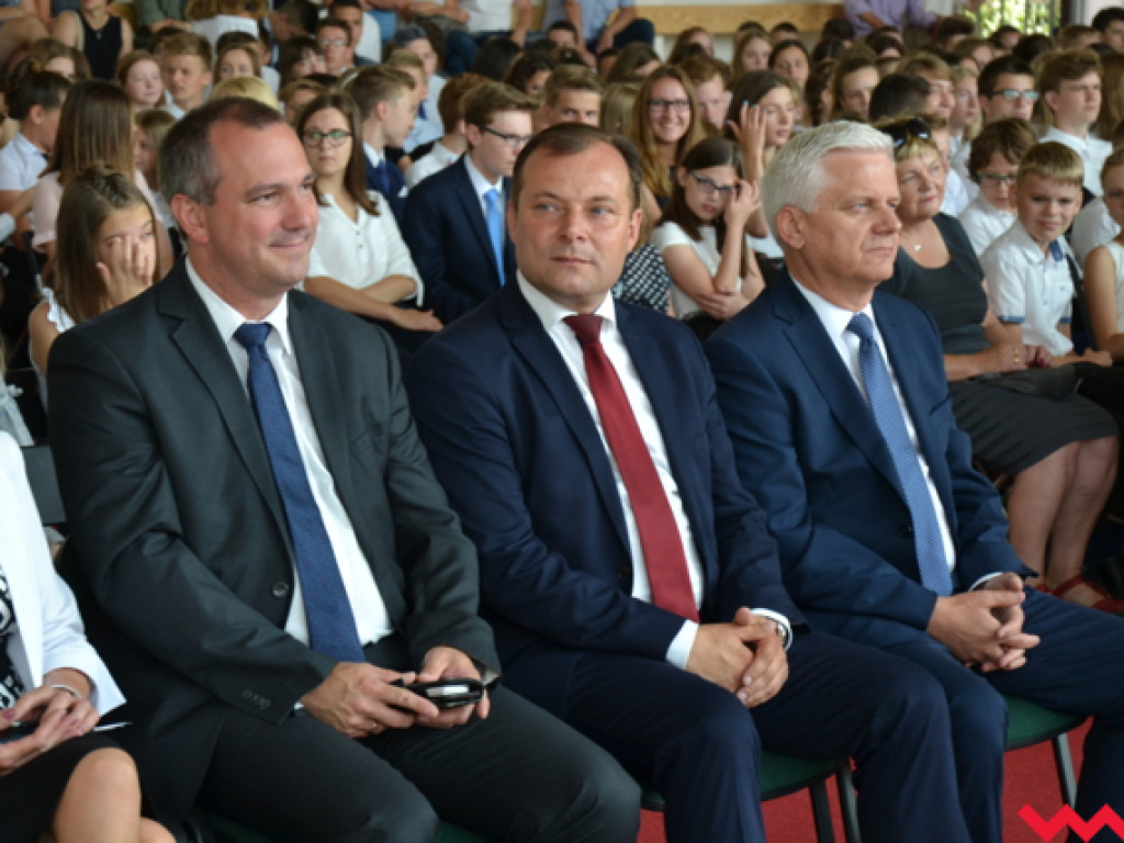 Armia prymusów i sztab dumnych rodziców na wrzesińskim zakończeniu roku szkolnego