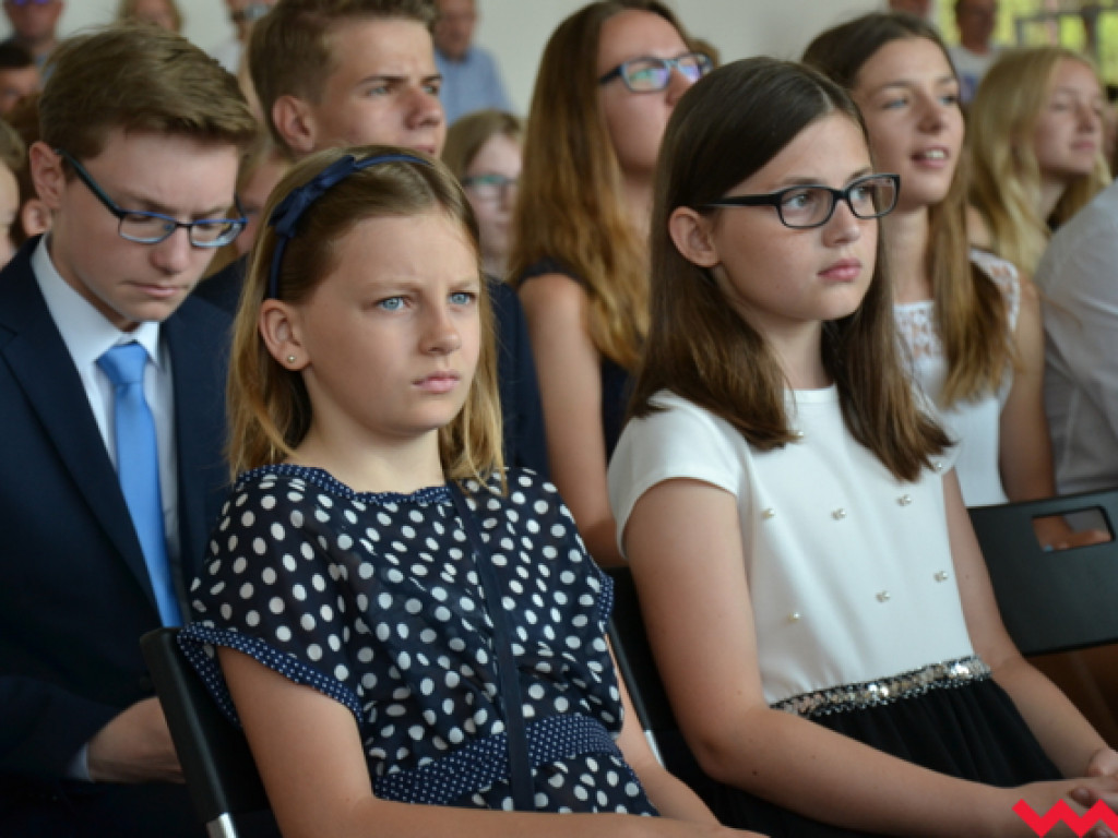 Armia prymusów i sztab dumnych rodziców na wrzesińskim zakończeniu roku szkolnego
