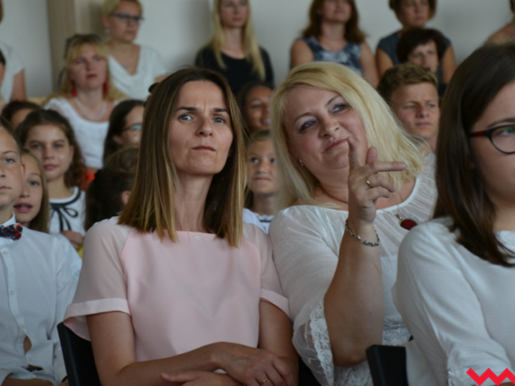 Armia prymusów i sztab dumnych rodziców na wrzesińskim zakończeniu roku szkolnego