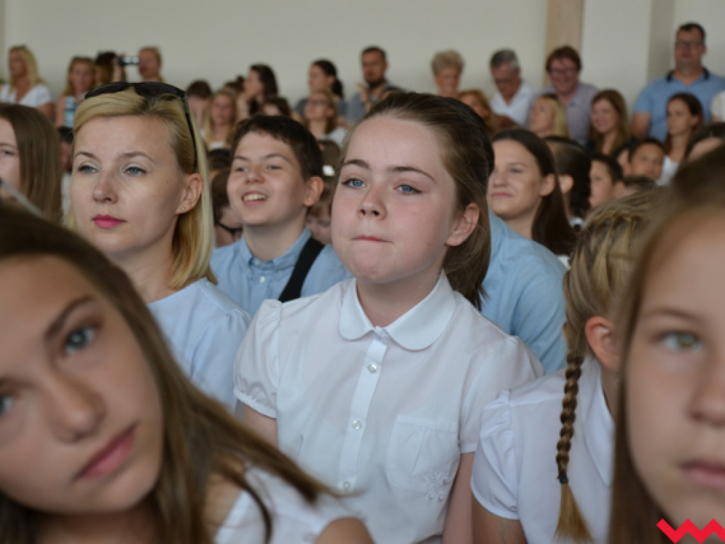 Armia prymusów i sztab dumnych rodziców na wrzesińskim zakończeniu roku szkolnego