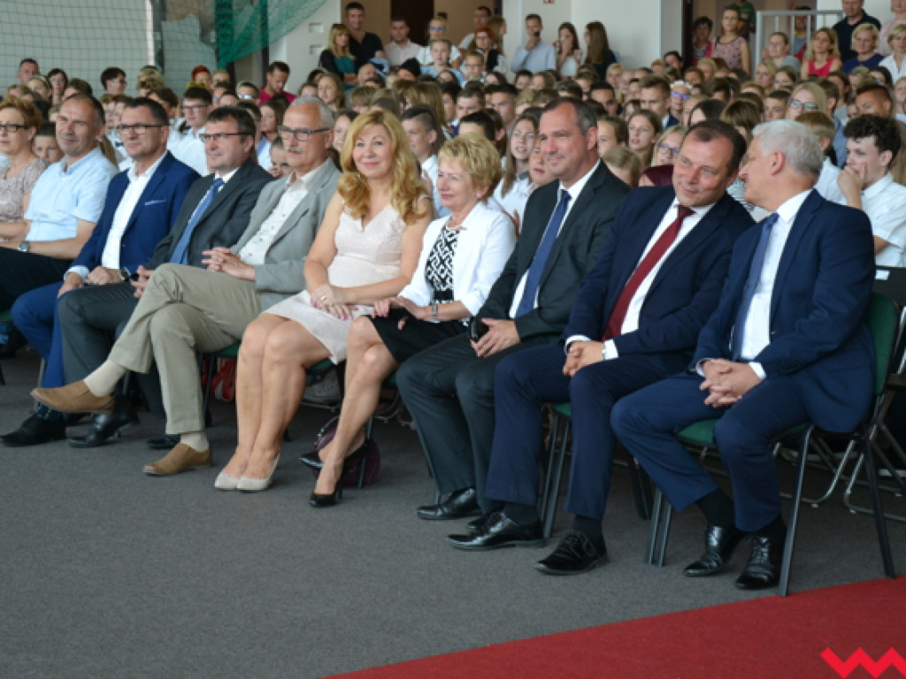 Armia prymusów i sztab dumnych rodziców na wrzesińskim zakończeniu roku szkolnego