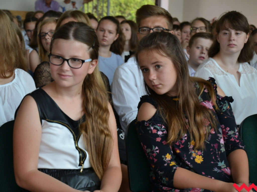 Armia prymusów i sztab dumnych rodziców na wrzesińskim zakończeniu roku szkolnego