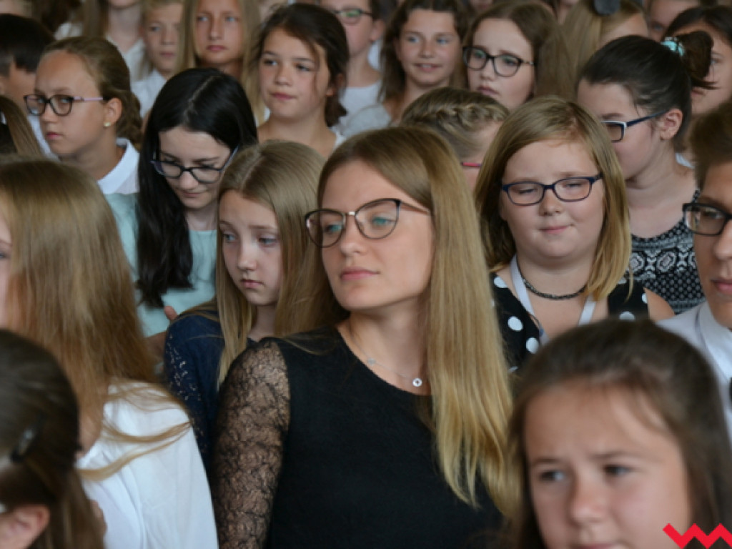 Armia prymusów i sztab dumnych rodziców na wrzesińskim zakończeniu roku szkolnego