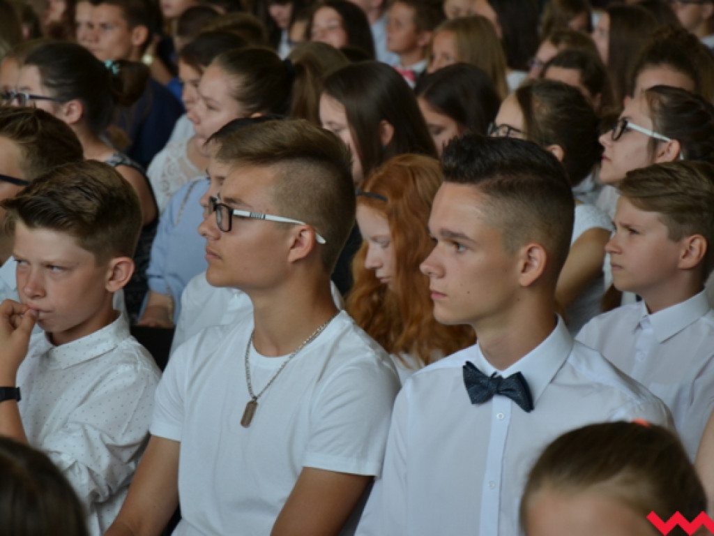 Armia prymusów i sztab dumnych rodziców na wrzesińskim zakończeniu roku szkolnego
