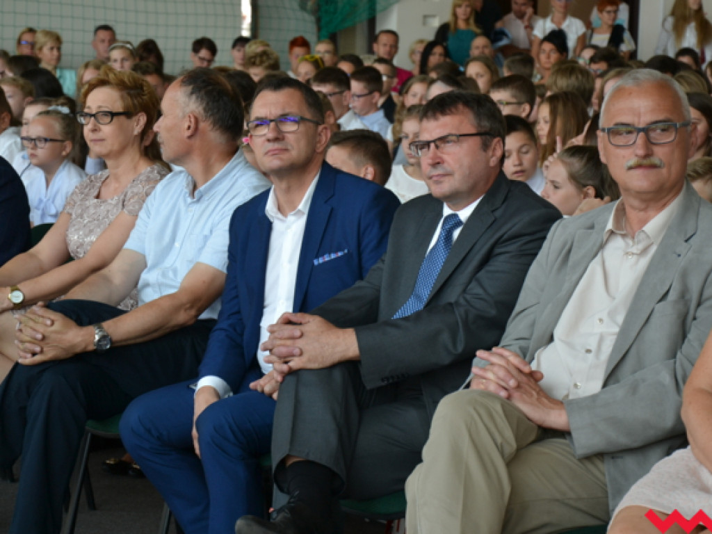 Armia prymusów i sztab dumnych rodziców na wrzesińskim zakończeniu roku szkolnego