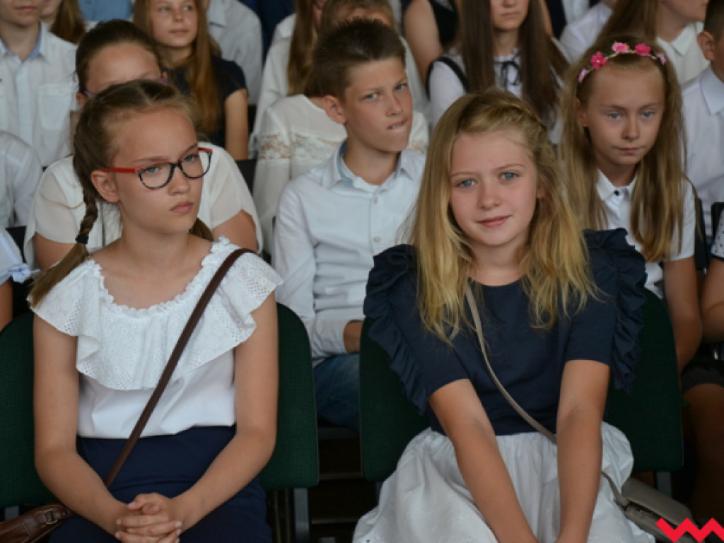 Armia prymusów i sztab dumnych rodziców na wrzesińskim zakończeniu roku szkolnego