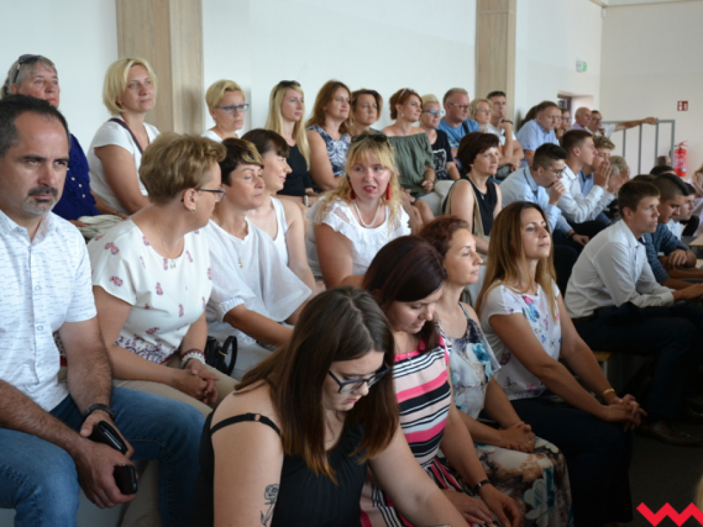 Armia prymusów i sztab dumnych rodziców na wrzesińskim zakończeniu roku szkolnego