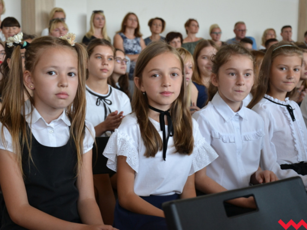 Armia prymusów i sztab dumnych rodziców na wrzesińskim zakończeniu roku szkolnego