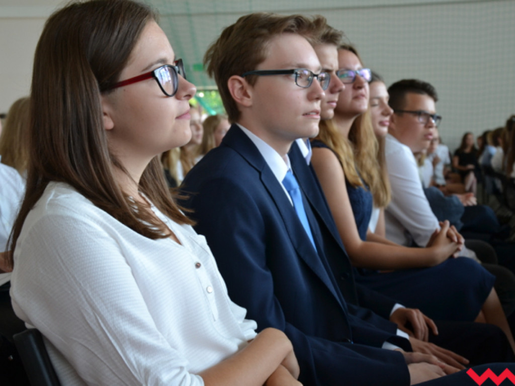 Armia prymusów i sztab dumnych rodziców na wrzesińskim zakończeniu roku szkolnego