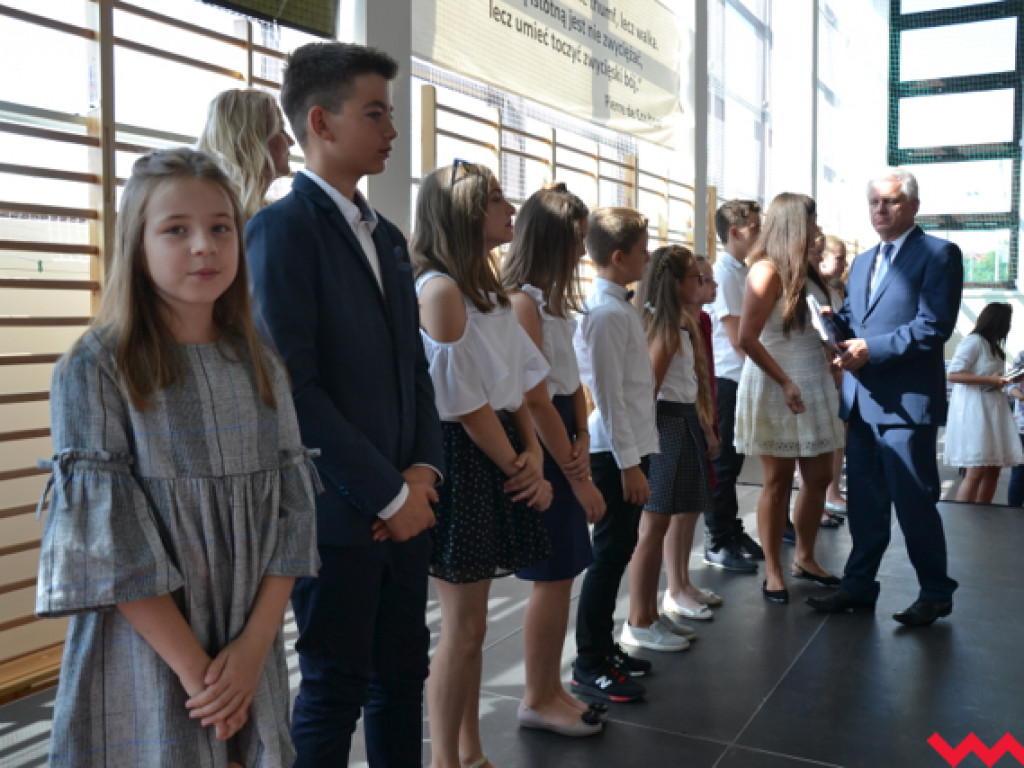 Armia prymusów i sztab dumnych rodziców na wrzesińskim zakończeniu roku szkolnego