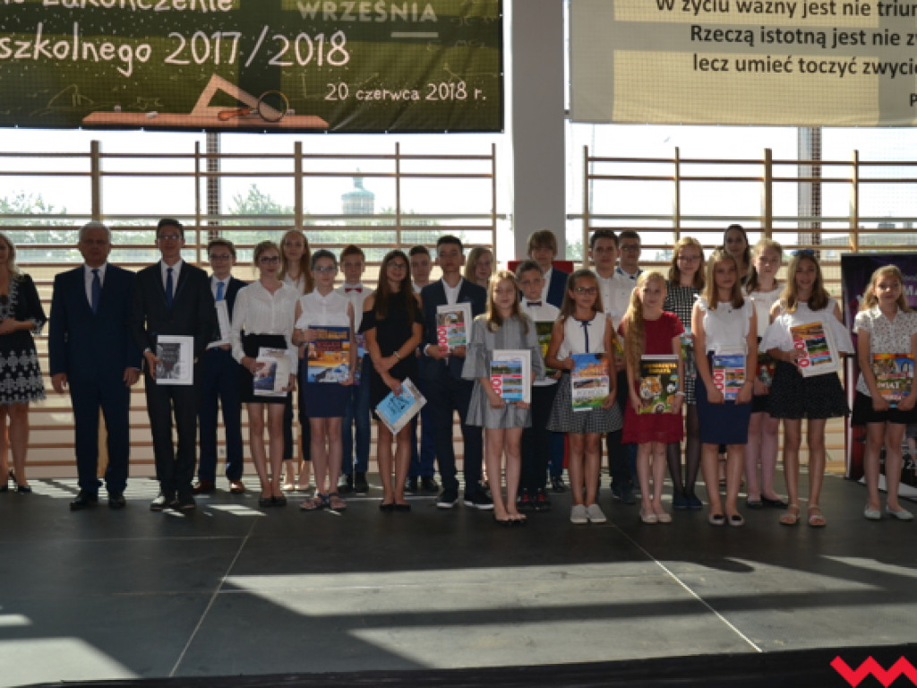 Armia prymusów i sztab dumnych rodziców na wrzesińskim zakończeniu roku szkolnego