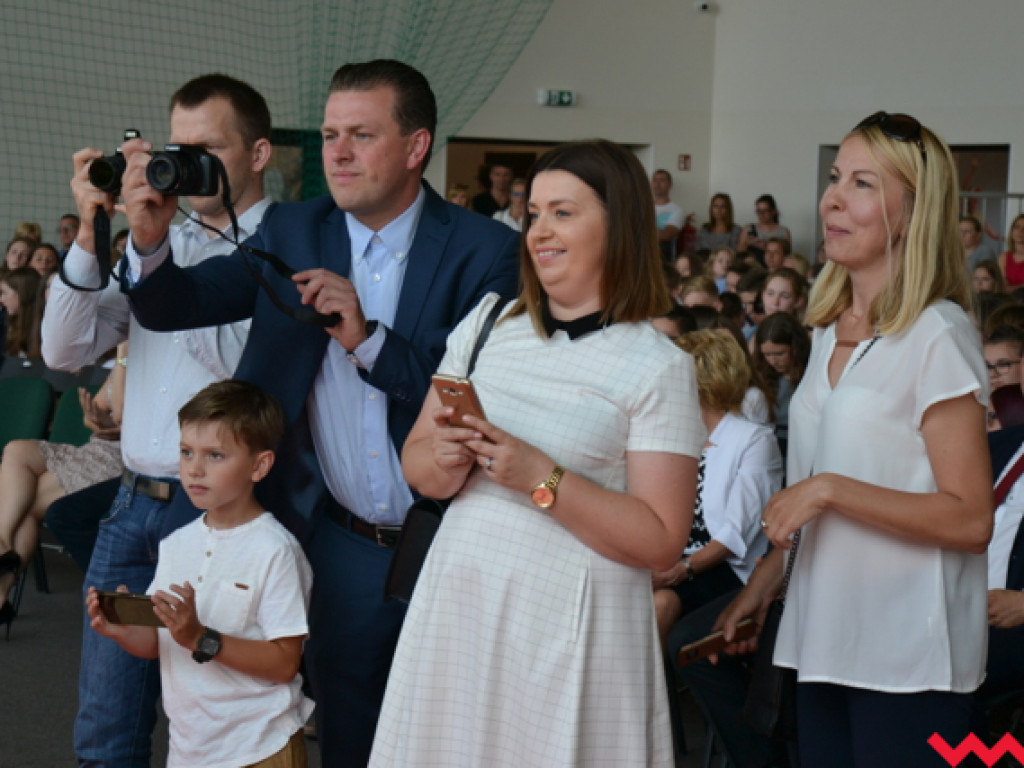 Armia prymusów i sztab dumnych rodziców na wrzesińskim zakończeniu roku szkolnego