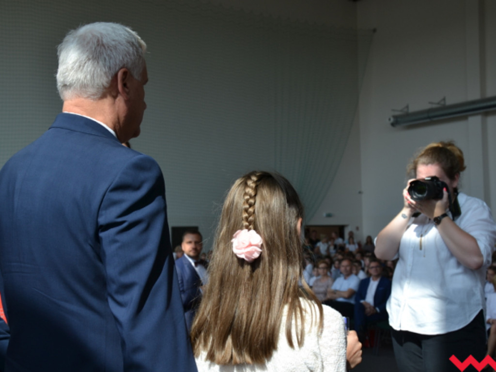Armia prymusów i sztab dumnych rodziców na wrzesińskim zakończeniu roku szkolnego