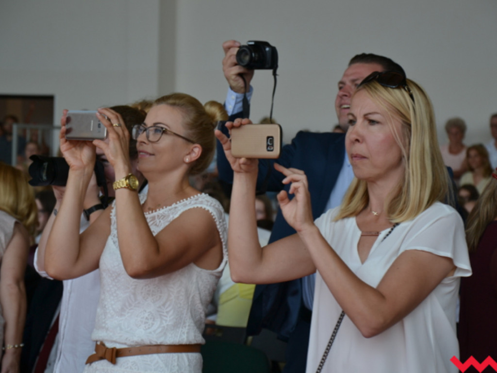 Armia prymusów i sztab dumnych rodziców na wrzesińskim zakończeniu roku szkolnego