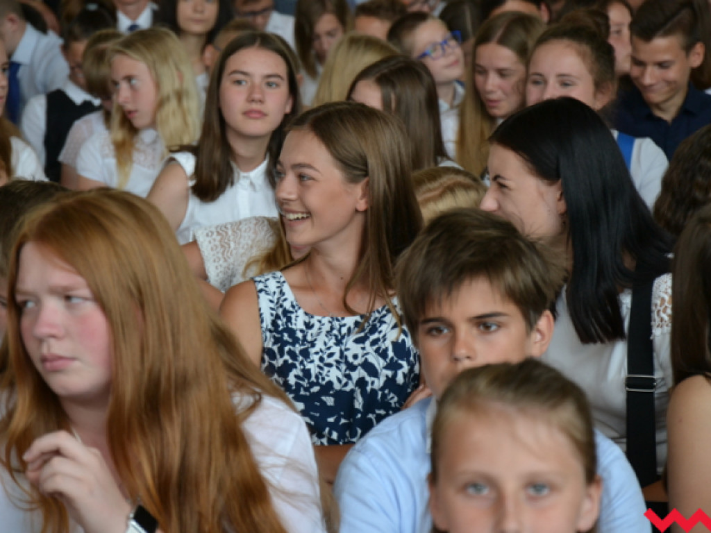 Armia prymusów i sztab dumnych rodziców na wrzesińskim zakończeniu roku szkolnego