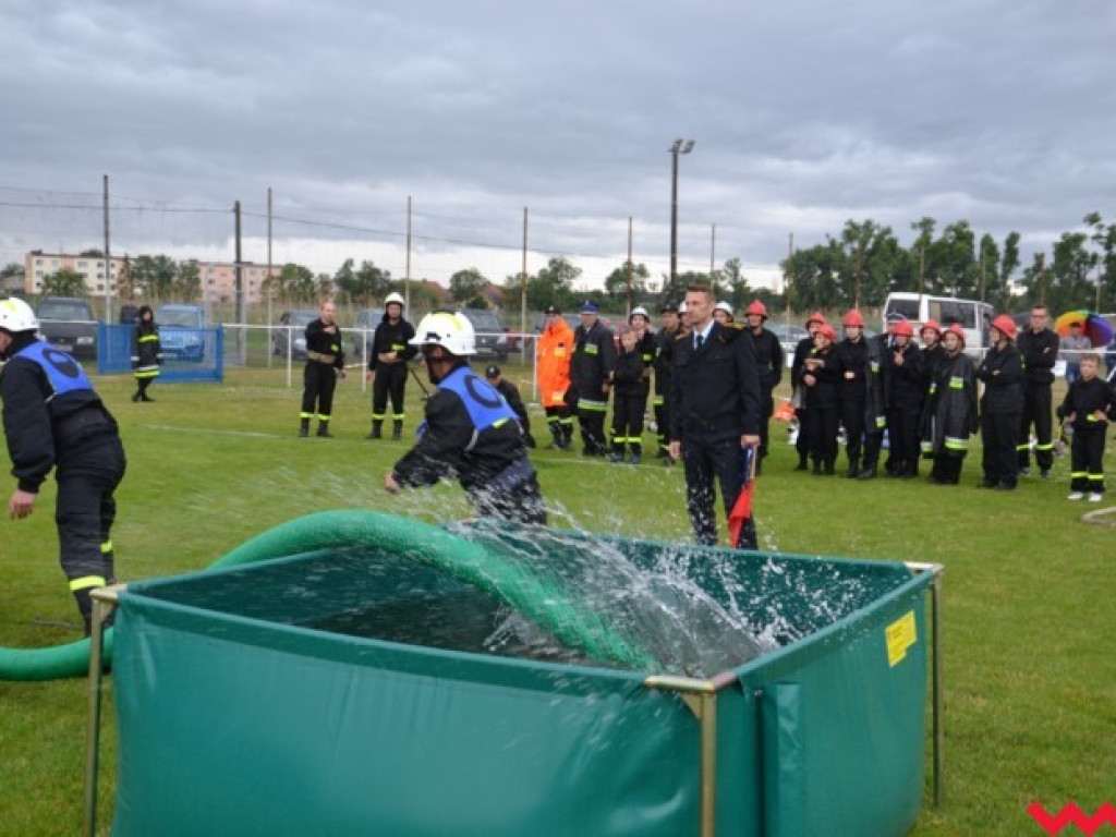 Strażacy przemoknięci do suchej nitki. Nikt jednak nie narzekał