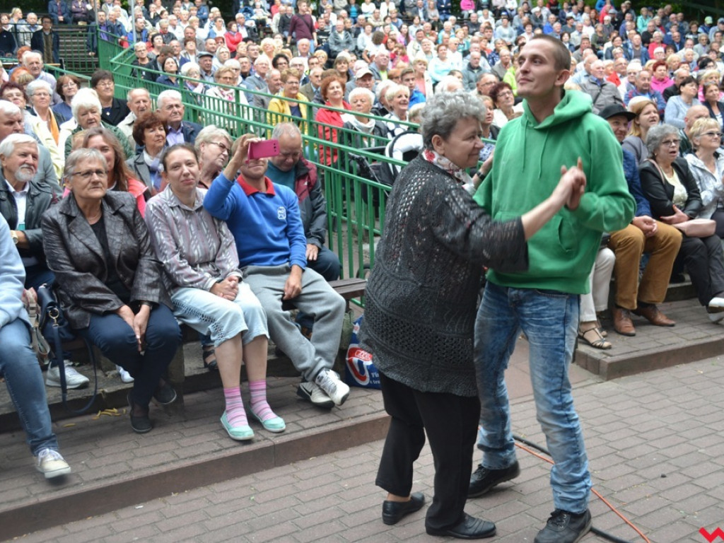 Śląski showman podbił amfiteatr. Szlagiery nadal rządzą!