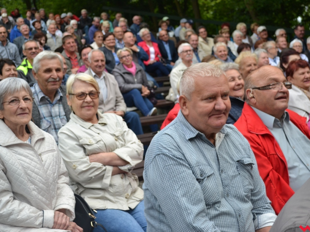 Śląski showman podbił amfiteatr. Szlagiery nadal rządzą!