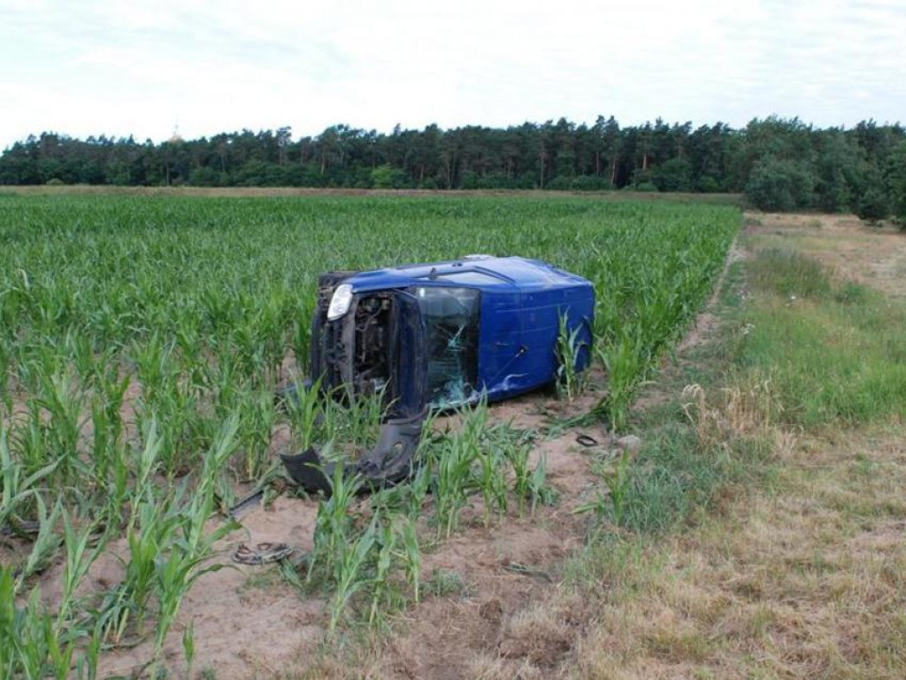 Dachowanie pod Pyzdrami. Auto zakończyło jazdę w polu