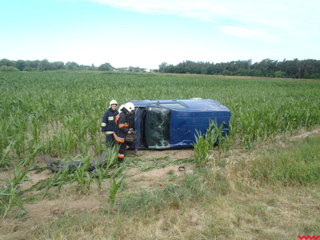 Dachowanie pod Pyzdrami. Auto zakończyło jazdę w polu