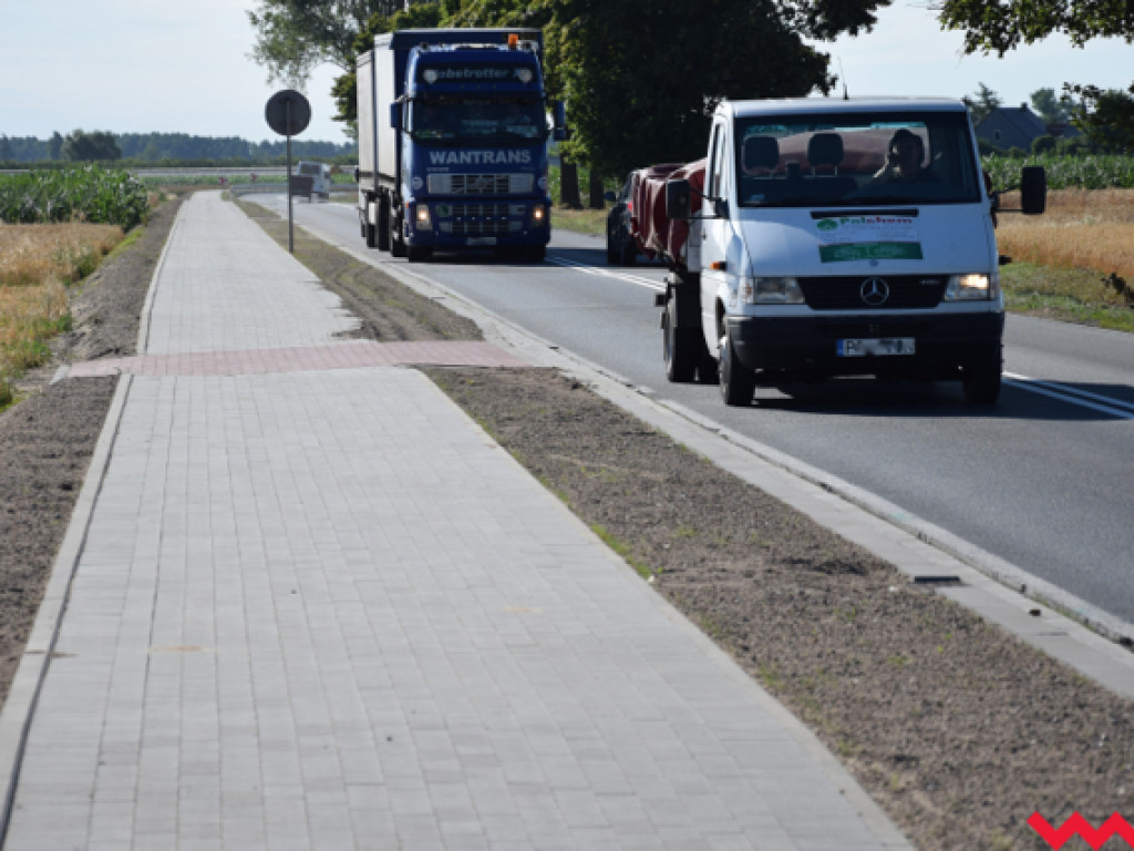 Nowa ścieżka rowerowa z zakazem wjazdu. Bubel drogowy w Kołaczkowie