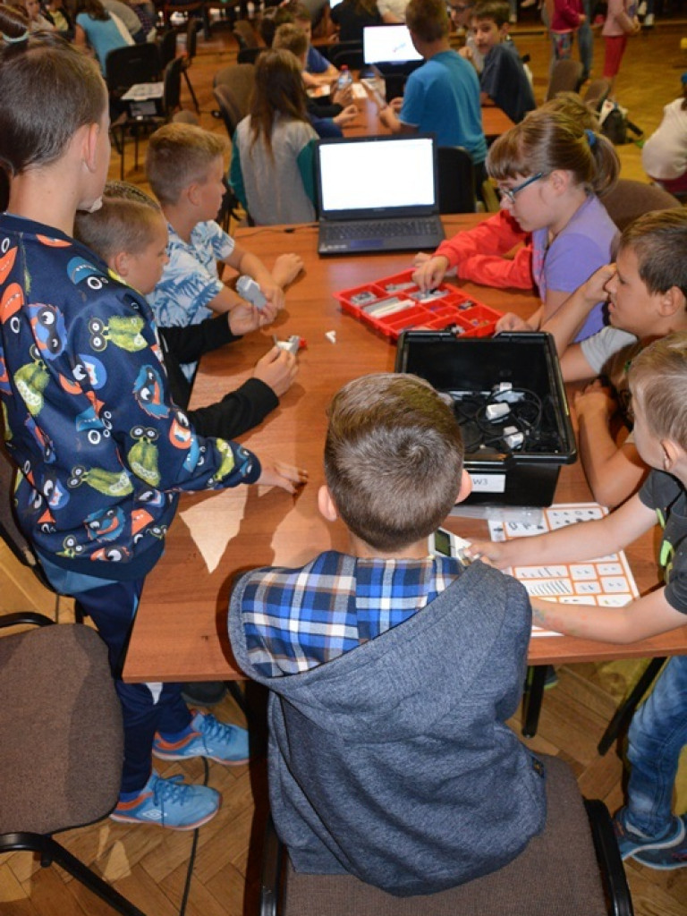 Młodzi programiści i ich pierwsze roboty