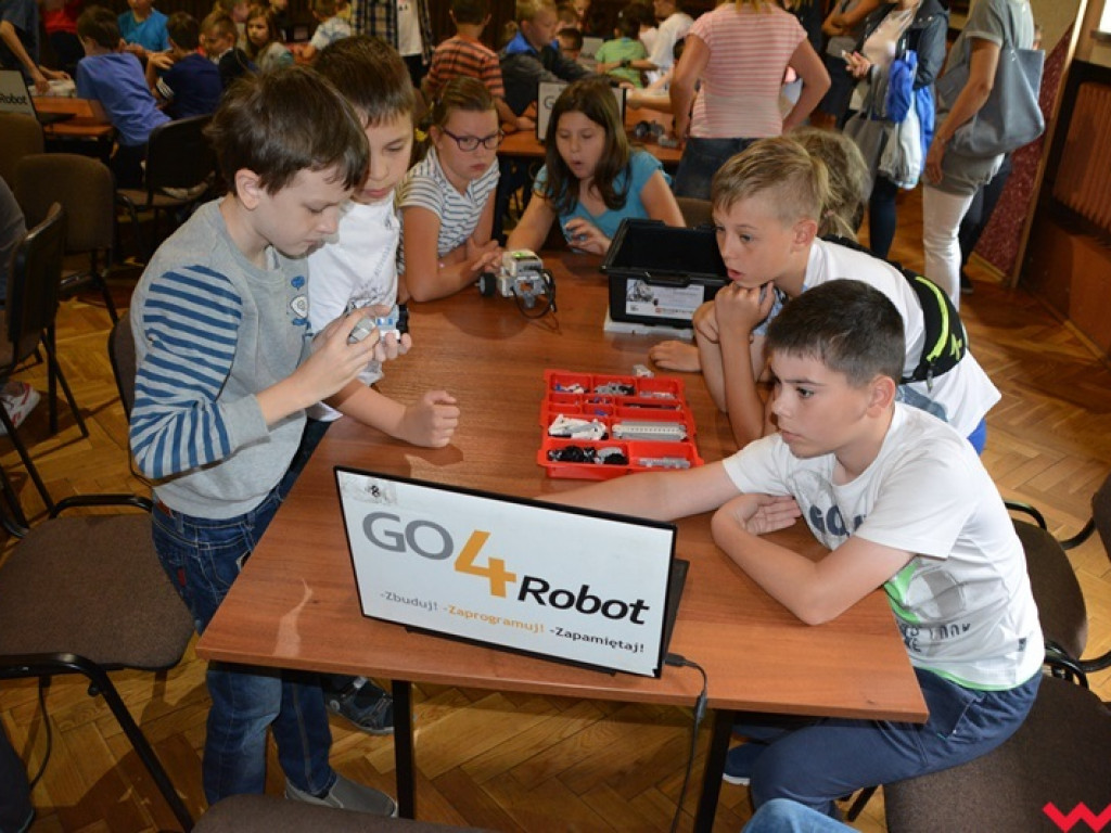 Młodzi programiści i ich pierwsze roboty